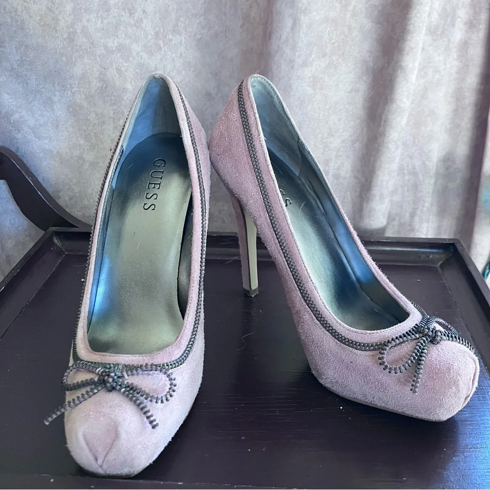 Guess Dusty Pink Suede Pumps Zipper Bow Chain Trim Stiletto Heels Women’s 6.5 - Picture 7 of 11